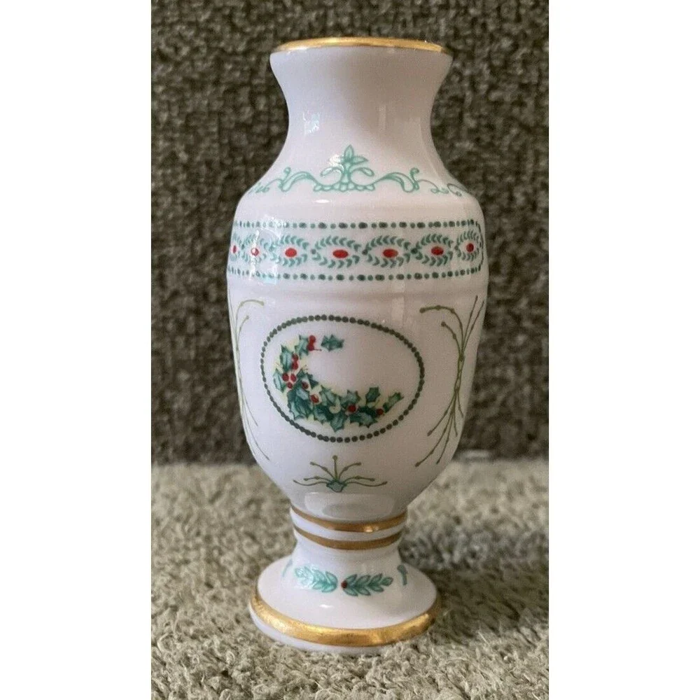 FINE FRANKLIN PORCELAIN FLOWER OF MONTH MINIATURE VASE HOLLY DECEMBER 1982